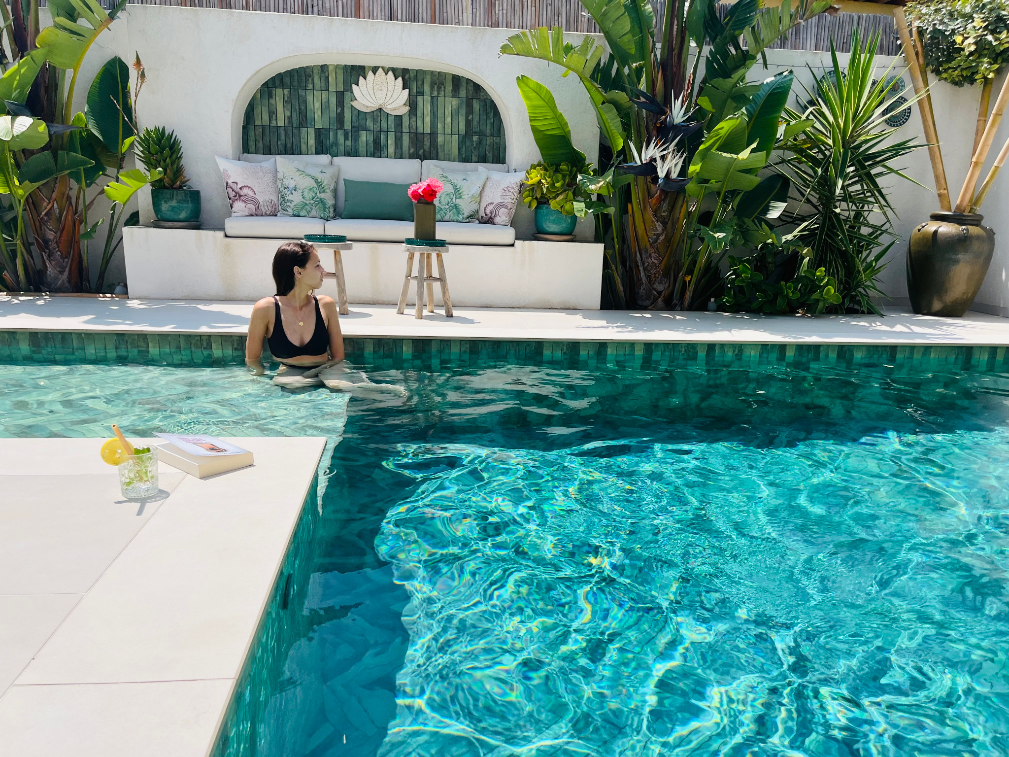 Piscine turquoise et végétation de la Villa Alisa